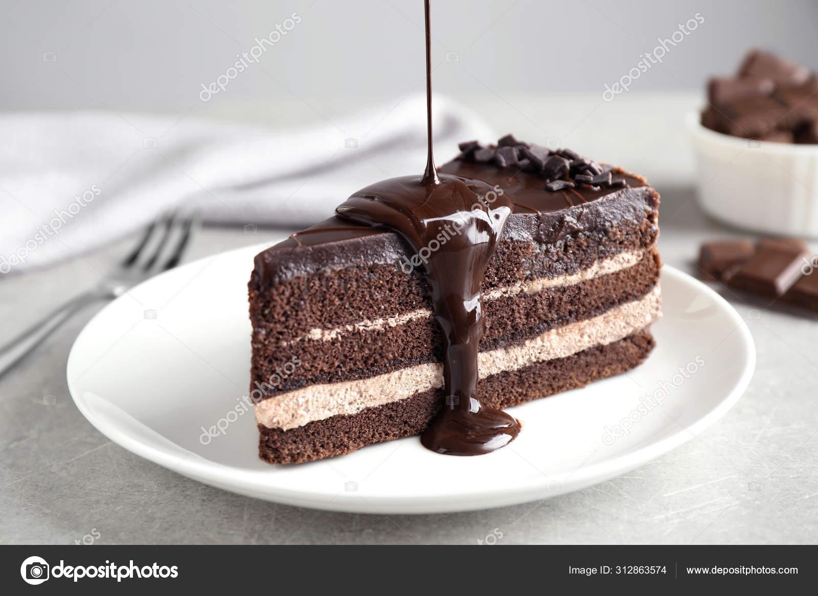 Verter salsa de chocolate sobre un delicioso pastel fresco sobre una mesa  ligera, de cerca — Foto de stock #312863574 © NewAfrica, image size:1600x1167