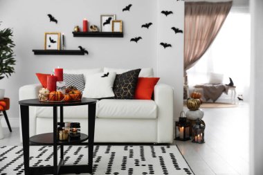 Cadılar Bayramı için modern oda dekore edildi. Şenlikli iç mekan için fikir