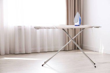 Kapalı alanda modern demirden yapılmış tahta. Çamaşır günü