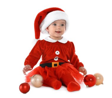 Beyaz arka planda Noel kostümü giyen şirin bir bebek.