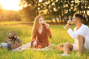 Genç adam ve kız arkadaşı Green Park 'ta piknik yapıyorlar.