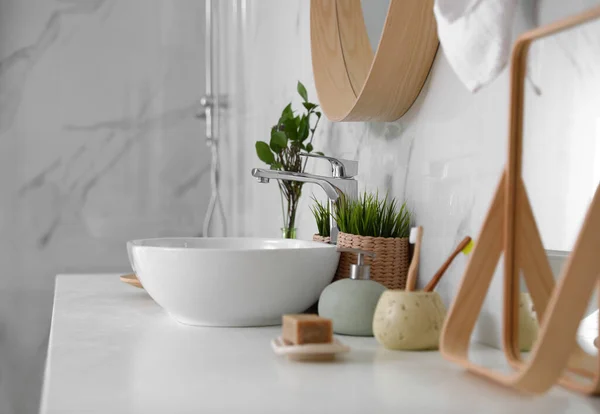 Modernes Badezimmer mit Waschbecken und Dekorelementen — Stockfoto