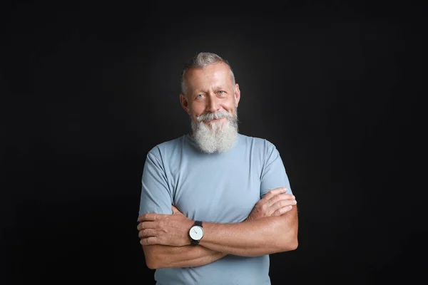 Siyah arka plan üzerinde yakışıklı yaşlı adam Portresi — Stok fotoğraf