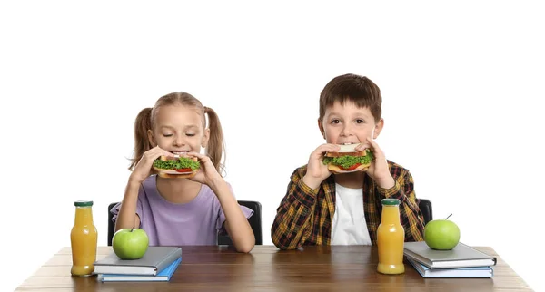 하얀 배경에 학교 급식용 건강 한 음식을 가진 행복 한 아이들 이 책상에 앉아서 — 스톡 사진