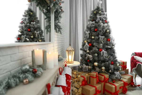 Bela árvore de Natal decorada na sala de estar interior — Fotografia de Stock