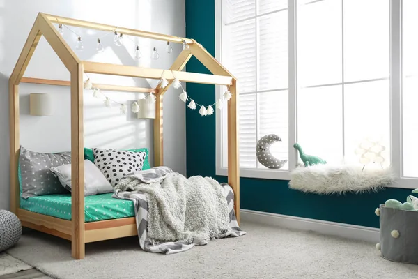 Przytulne wnętrze pokoju dziecka z wygodnym łóżkiem — Zdjęcie stockowe