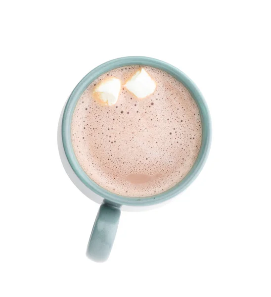 Deliciosa bebida de cacau com marshmallows em copo azul no fundo branco, vista superior — Fotografia de Stock