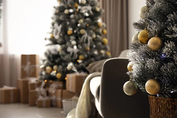 Schöner Weihnachtsbaum dekoriert mit Kugeln in stilvollem Raum Interieur — Stockfoto