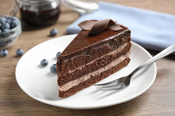 Νόστιμο κέικ σοκολάτας σερβίρεται σε ξύλινο τραπέζι — Φωτογραφία Αρχείου