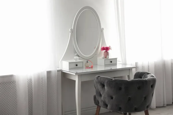 Κομψό λευκό dressing table και πολυθρόνα σε light room — Φωτογραφία Αρχείου