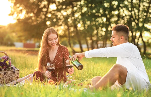Genç adam ve kız arkadaşı Green Park 'ta piknik yapıyorlar. — Stok fotoğraf