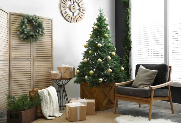 Hermoso interior con árbol de Navidad decorado en sala de estar —  Fotos de Stock