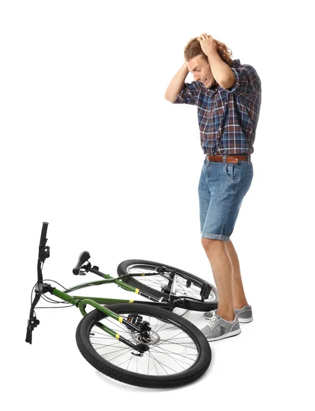 Emotionaler junger Mann mit Fahrrad auf weißem Hintergrund — Stockfoto