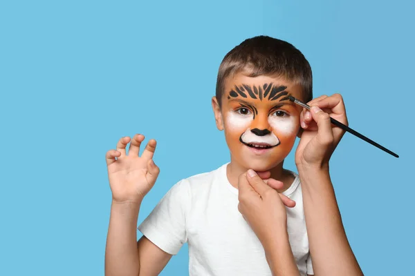 Cara de pintura de artista de niño sobre fondo azul —  Fotos de Stock