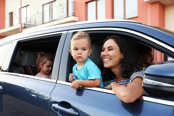 Szczęśliwa rodzina podróżuje samochodem w letni dzień — Zdjęcie stockowe