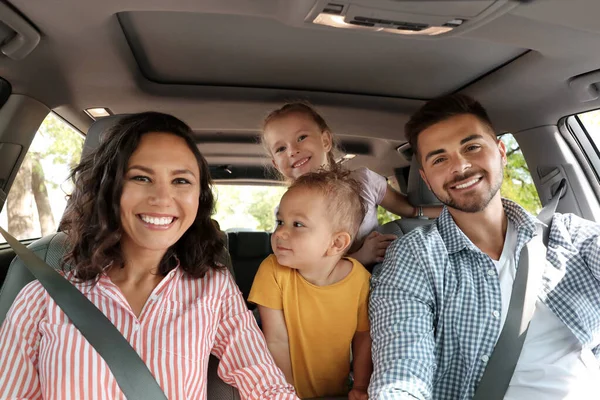 Familia feliz en coche en viaje por carretera —  Fotos de Stock