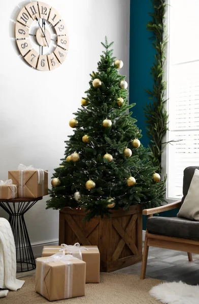 Stylový interiér s zdobeným vánočním stromečkem v obývacím pokoji — Stock fotografie
