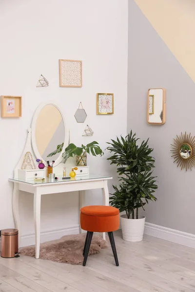 Intérieur élégant avec coiffeuse moderne près du mur de lumière — Photo