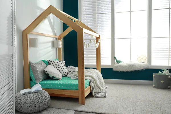 Acogedor interior de la habitación infantil con cama cómoda —  Fotos de Stock