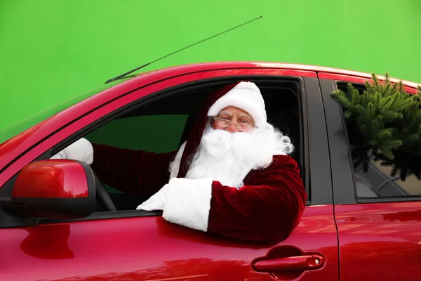 Autentico Babbo Natale con abete guida auto sullo sfondo verde — Foto Stock