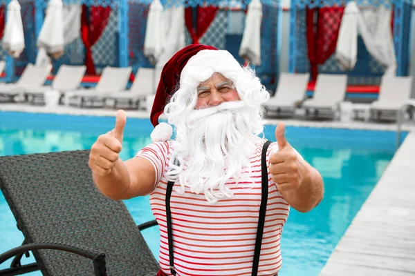 Authentique Père Noël près de la piscine à la station — Photo