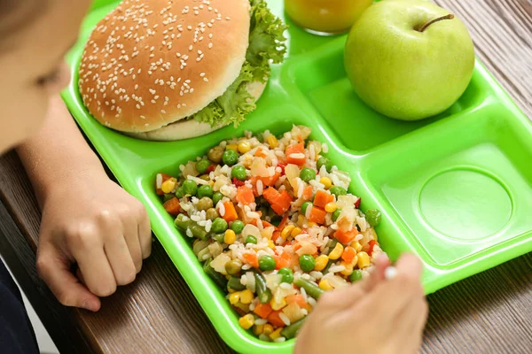 Bambino con cibo sano per il pranzo a scuola alla scrivania, primo piano — Foto Stock