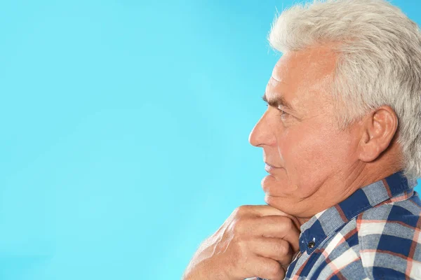 Mature man with double chin on blue background. Space for text — Stock Photo, Image