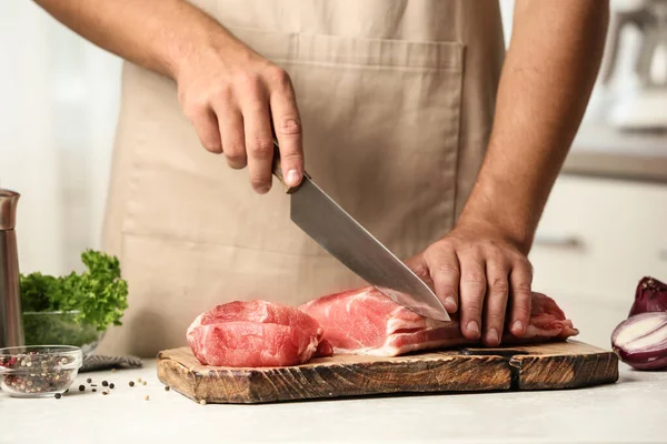 Az ember friss nyers húst vágnak asztali konyhában, Vértes — Stock Fotó