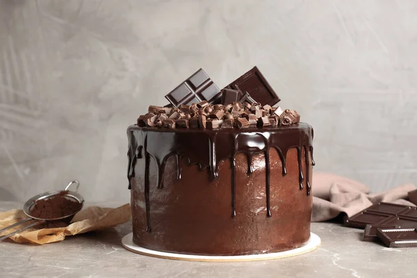 Gri arka planda mermer masada taze yapılmış lezzetli çikolatalı pasta. — Stok fotoğraf