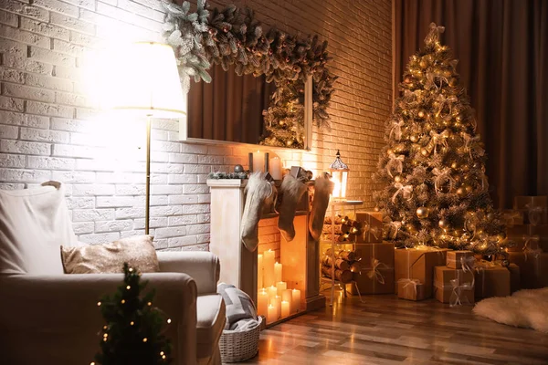 Interno elegante con bellissimo albero di Natale e camino artificiale di notte — Foto Stock