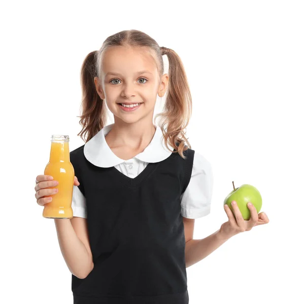 Menina feliz segurando maçã e garrafa de suco no fundo branco. Comida saudável para o almoço escolar — Fotografia de Stock