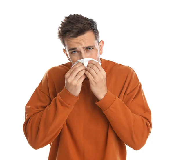 Jovem sofrendo de frio no fundo branco — Fotografia de Stock