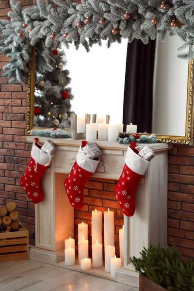 Cheminée décorative avec bas de Noël et cadeaux dans l'intérieur de la chambre élégante — Photo