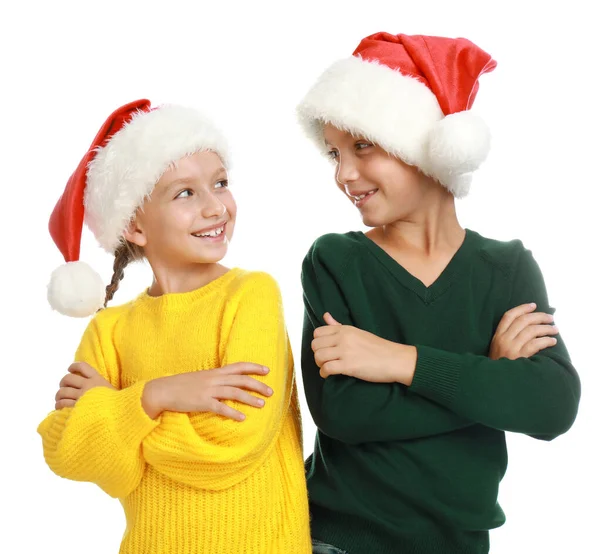 Crianças felizes em chapéus de Papai Noel em fundo branco. Celebração de Natal — Fotografia de Stock