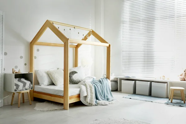 Mysig barnrumsinredning med bekväm säng — Stockfoto