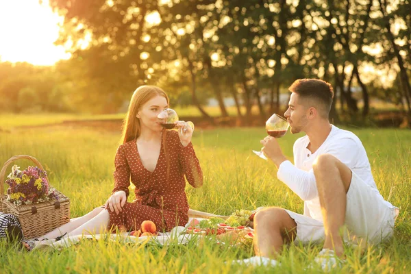 Genç adam ve kız arkadaşı Green Park 'ta piknik yapıyorlar. — Stok fotoğraf