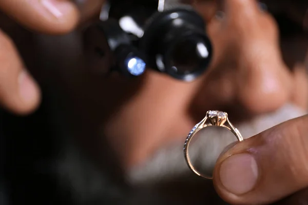 Αρσενικό κοσμηματοπώλη που εξετάζει διαμαντένιο δαχτυλίδι στο εργαστήριο, θέα στο κοντινό πλάνο — Φωτογραφία Αρχείου