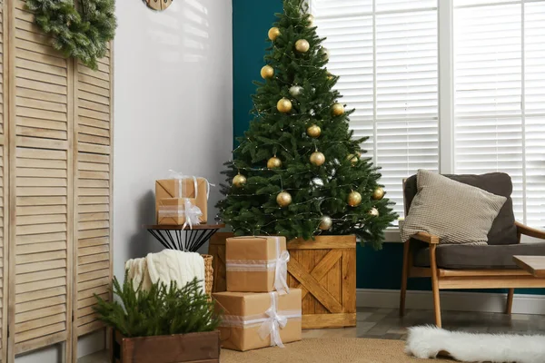 Gyönyörű díszített karácsonyfa a nappaliban belső — Stock Fotó