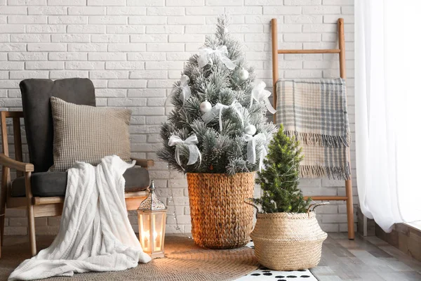 Stijlvol interieur met mooie kerstboom in de buurt van witte bakstenen muur — Stockfoto