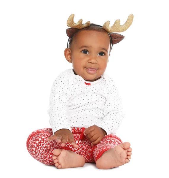 Joli bébé afro-américain portant des bois de cerf sur fond blanc. Premier Noël — Photo
