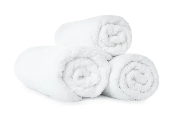 Rullade mjuk frotté handdukar på vit bakgrund — Stockfoto
