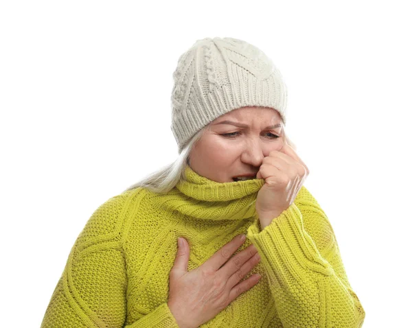 Mujer madura que sufre de frío sobre fondo blanco —  Fotos de Stock