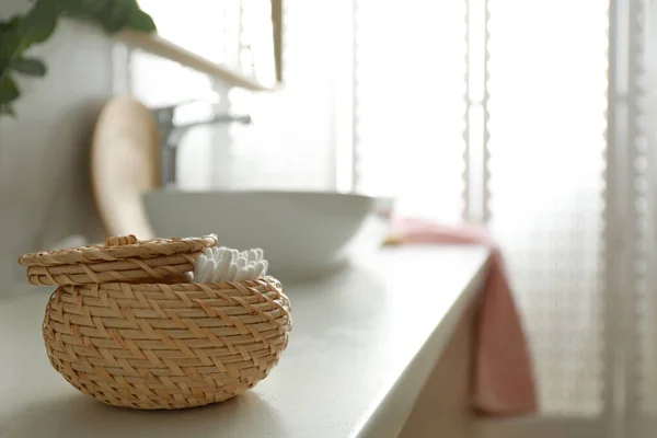 Korg med bomullsknoppar i modernt badrum inredning — Stockfoto