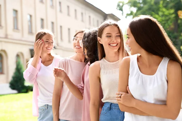 Mujeres felices al aire libre en un día soleado. concepto de poder chica — Foto de Stock