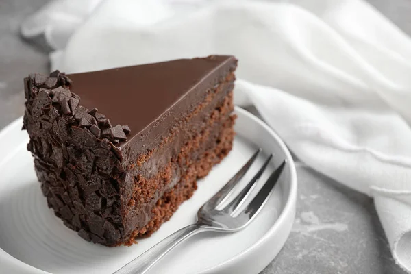 Köstliche frische Schokoladenkuchen serviert auf grauen Tisch, Nahaufnahme — Stockfoto