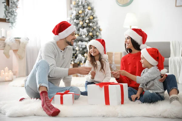 Familia feliz con niños y regalos de Navidad en el suelo en casa —  Fotos de Stock