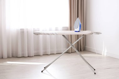 Kapalı alanda modern demirden yapılmış tahta. Çamaşır günü