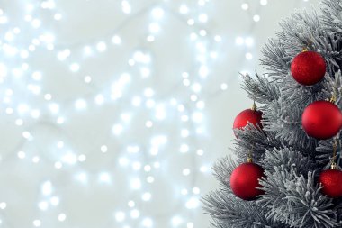 Bulanık ışıklara karşı güzel dekore edilmiş Noel ağacı, yazı için yeri olan yakın plan. Bokeh etkisi