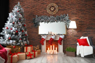 Güzel Noel ağacı olan şık bir oda.