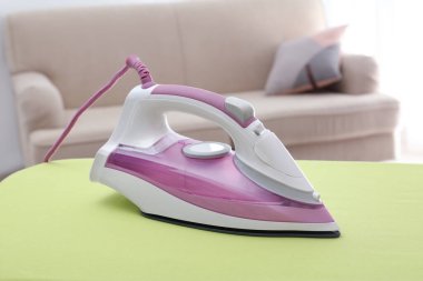 Evde modern demirden yapılmış tahta var. Çamaşır günü